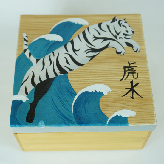 Scatola in legno con tigre bianca