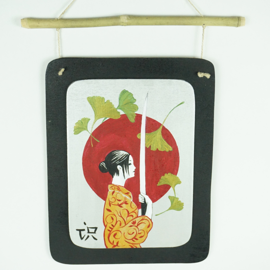 Donna con katana e foglie di ginkgo