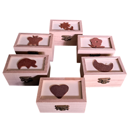 Scatoline in legno con decori in legno