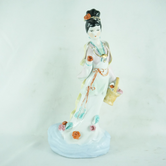 Statua di donna in ceramica giapponese