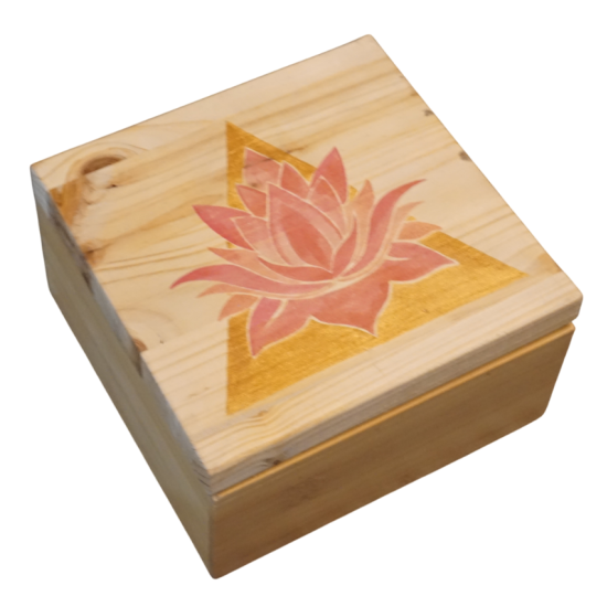 Scatola in legno con loto e piramide