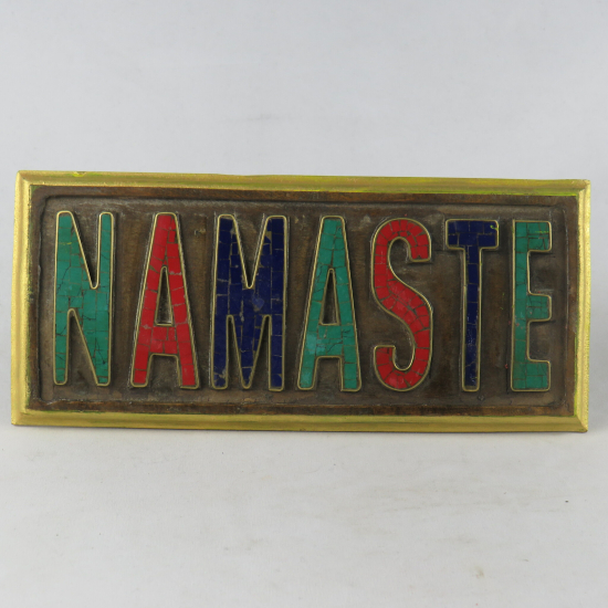 Namaste in legno con pietre incastonate