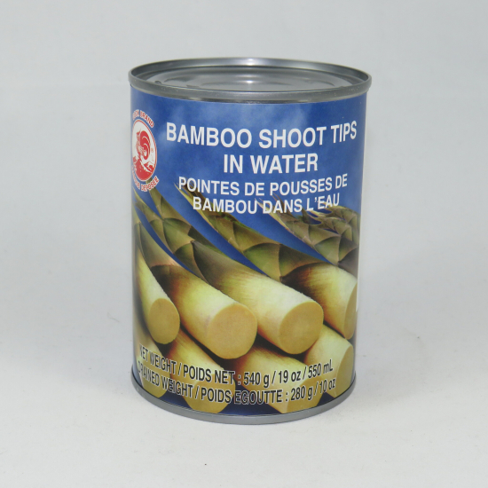 Germogli di bamboo interi in acqua