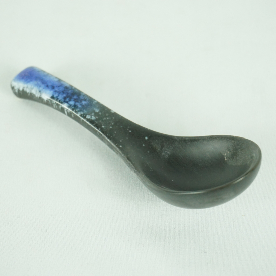 Cucchiaio in ceramica blu e nero