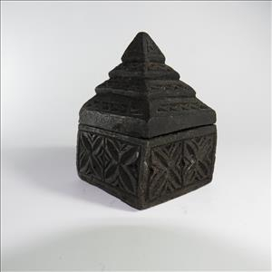 Scatolina a piramide in legno con base scorrevole