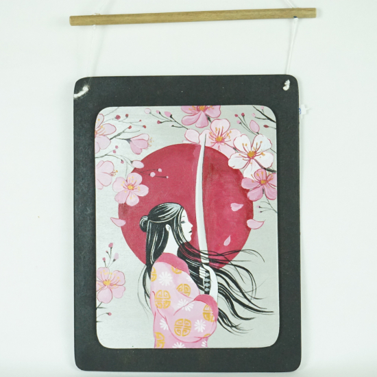 Donna con katana e fiori di ciliegio