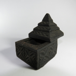 Scatolina a piramide in legno con base scorrevole