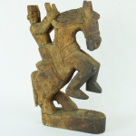 Statua in legno nepalese cavaliere