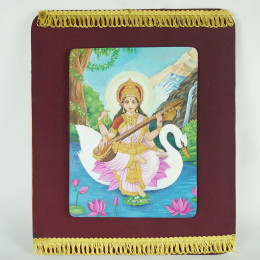 Pannello Saraswati dipinto a mano rivestito di tessuto