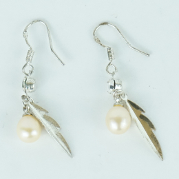 Orecchini in argento con perle