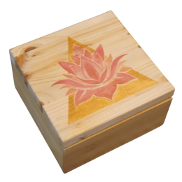 Scatola in legno con loto e piramide