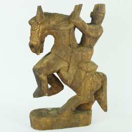 Statua in legno nepalese cavaliere